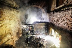 Požár přístřešku v Josefově: hasiči zabránili rozšíření ohně do podkroví