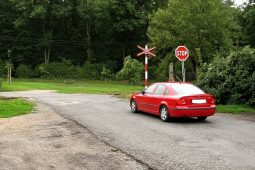 Krizové situace na železničním přejezdu překvapí i zkušené řidiče. Zjistěte, jak byste obstáli vy