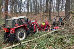 Na muže v lese nekontrolovatelně spadl strom. Přesnou lokalizaci pomohla upřesnit aplikace