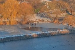 Nebezpečná zimní hra. Děti si hrály na zamrzlé tůni, zasahovala městská policie