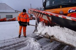 Sníh komplikuje dopravu v Praze, město řeší nehody i problémy v MHD
