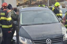 Minuty hrůzy na parkovišti: Auto se samo zamklo, dítě zůstalo uvězněné uvnitř