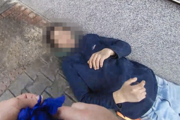 Mladík bojoval o život po alergické reakci, strážník mu ho zachránil