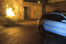 Noční požár v Plzni: hořící kontejner zaměstnal strážníky i hasiče