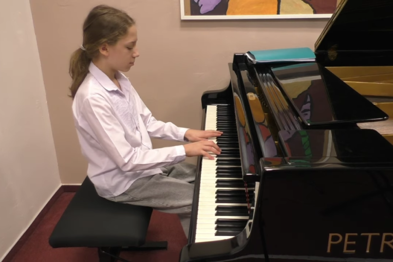 Roste na Opvavsku nový talent? Čtrnáctiletý pianista Lukáš Bátor vyhrál mezinárodní soutěž