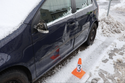 FOTO – Poškodil zaparkované auto a zmizel: Policie hledá svědky nehody v Klenčí!