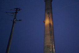 Minuty rozhodovaly: Mladík chtěl skočit z 90metrového komínu!