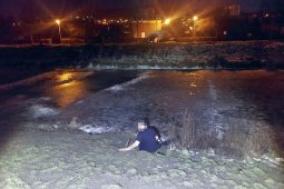 Ledový hazard zlínských opilců: Ustlali si na sněhu i na břehu řeky