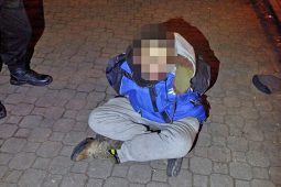 Zdrogovaný mladík vyhrožoval, že pobodá cestující v trolejbusu. Zpacifikovat ho museli strážníci