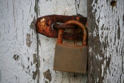 Jak na zamrzlý zámek nejen u auta. Spěchat se nevyplácí, ale předvídat ano