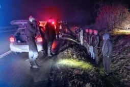 Krvavý útok v Dolním Bousově. Jeden muž ve vazbě, ostatní vyhoštěni