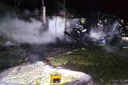 V Boršově hořel altán. Pět morčat a čtyři králíci jsou zachráněni díky statečným hasičům