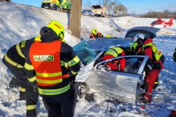 Nehoda 4 lidí na Bruntálsku: Pomoc zavolal chlapec, který ve voze havaroval!
