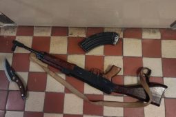 už šel řešit noční klid. Soused na něj mířil samopalem