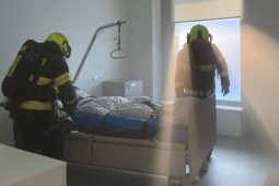 Hasiči trénovali přesun klientů do bezpečí. Cvičili evakuaci domova sociální péče