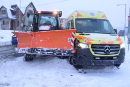 Traktor s radlicí se střetl se sanitkou. Policie hledá svědky nehody na Semilsku 