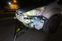 Kruhový objezd projel rovně. Řidiče přemohl mikrospánek, probudil ho až náraz do značky