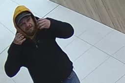 Poznáte muže na fotce? Policie ho hledá kvůli krádeži šperků za 38 tisíc korun v OC Nisa