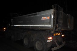 Otevřená bočnice náklaďáku rozpárala SUV a poškodila i další protijedoucí vůz