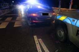 Policista ve služebním voze narazil do Fabie. Hledá se svědek nehody v Jablonci