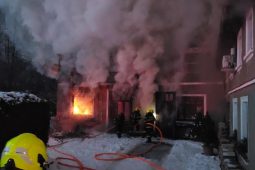 VIDEO: Sedm hasičských jednotek likvidovalo požár dílny u rodinného domu na Českolipsku