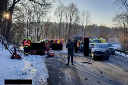Nehoda tří vozidel mezi Turnovem a Malou Skálou zcela uzavřela silnici I/10