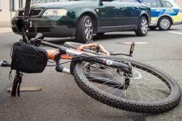 Tragédie u Humpolce. Cyklista zemřel po střetu s autem, policie hledá svědky