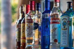 Nakoupil čtyři lahve tvrdého za pět prstů, teď mu hrozí tři roky v base