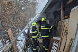 Plameny se šířily dřevěnou chatou v Lužné, škoda je za půl milionu