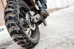 Se zákazem řízení si vyjel v zimě na motocyklu, teď mu za to hrozí dva roky v base