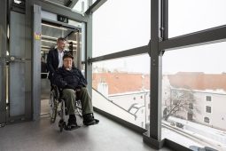 Historická radnice se dočkala výtahu. Lidem usnadní cestu na úřad i na obřady