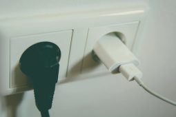 Ceny energií dál klesají. Stát převezme poplatek za obnovitelné zdroje, domácnosti ušetří tisíce