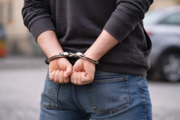 Chtěl jen odejít s výhrou. Na náměstí v Kutné Hoře ho napadli a okradli o 10 tisíc