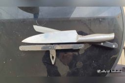 Silvestrovské drama v Kladně: nože v paneláku a kladivo v Metě