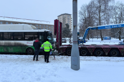 V Havířově havaroval autobus s dětmi. Řidič nezvládl dobrzdit na sněhu