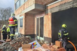 V Boskovicích hořel rozestavěný dům