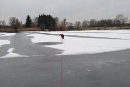 Prolomil se s ním led na Vranovské přehradě. Bruslař zaplatil za chybu životem 