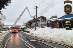 Požár zasáhl střechu rodinného domu ve Hvozdné. Vystrašený pes pokousal hasiče i majitele