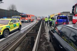 Všude je led, nehody komplikují dopravu a zastavily dálnice