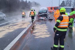 VIDEO: Tragická nehoda na D1: Po nárazu dodávky do kamionu na místě zůstali dva mrtví 