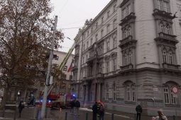 Dejte pozor na padající sníh a rampouchy ze střech