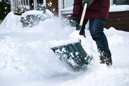 Jak si při odhazování sněhu neodrovnat záda, ale naopak protáhnout tělo