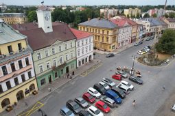 V prosinci skončilo placené parkování na náměstí