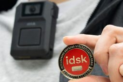 Jezdíte na černo a hádáte se s revizory? Pozor, teď vás budou natáčet