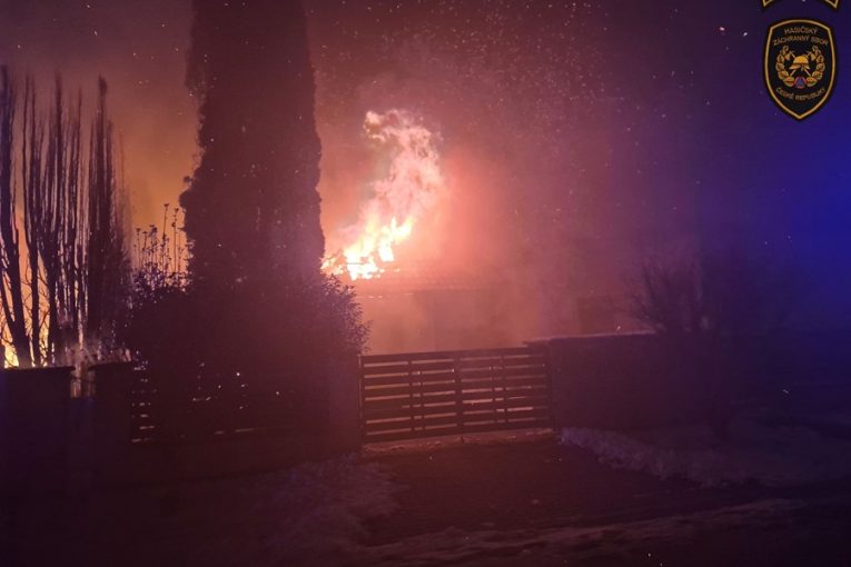 Požár rodinného domu v Kroměříži: Hasiči vynesli ven dva zraněné, letěl pro ně vrtulník