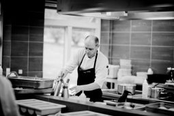 Platy státních zaměstnanců by měly od ledna vzrůst – minimálně těch nejhůře placených, plánuje vláda