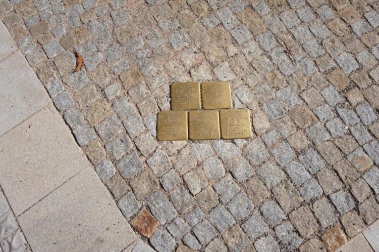 Na nikoho nezapomeneme. Čištění kamenů zmizelých přibližuje tragédii holocaustu