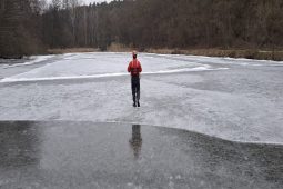 I přes oteplení zůstává led na vodních plochách pevný