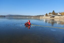 Špatná zpráva pro bruslaře. Led na Brněnské přehradě není bezpečný