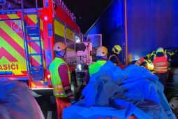 FOTO: Mladý řidič na D48 narazil do kamionu, 9 zraněných